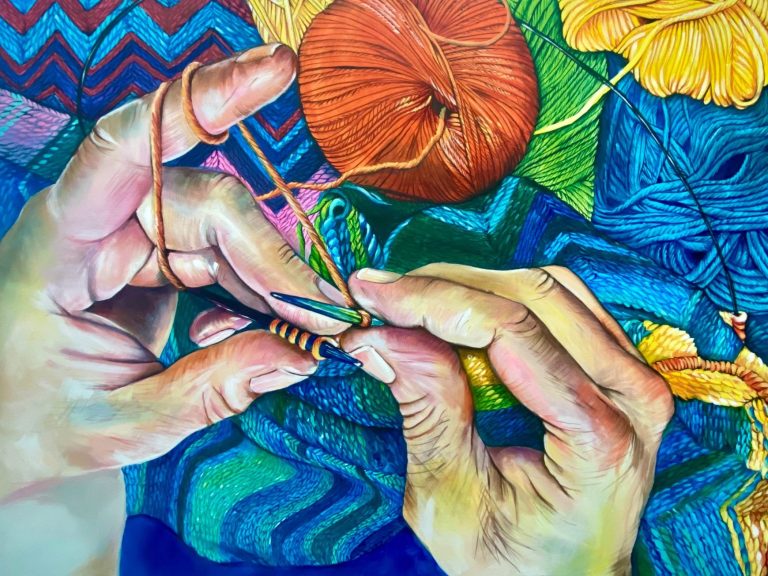 Gemälde, Hände beim Stricken, umgeben von buntem Garn und einem kunstvollen Hintergrund.